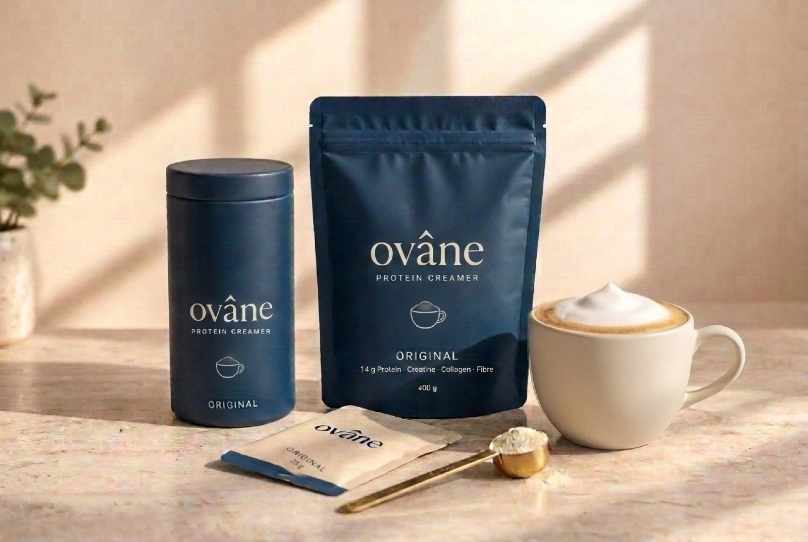 ovane Original: Dose, Nachfüllbeutel, Portionsbeutel und The Daily Scoop neben einem cremigen Kaffee